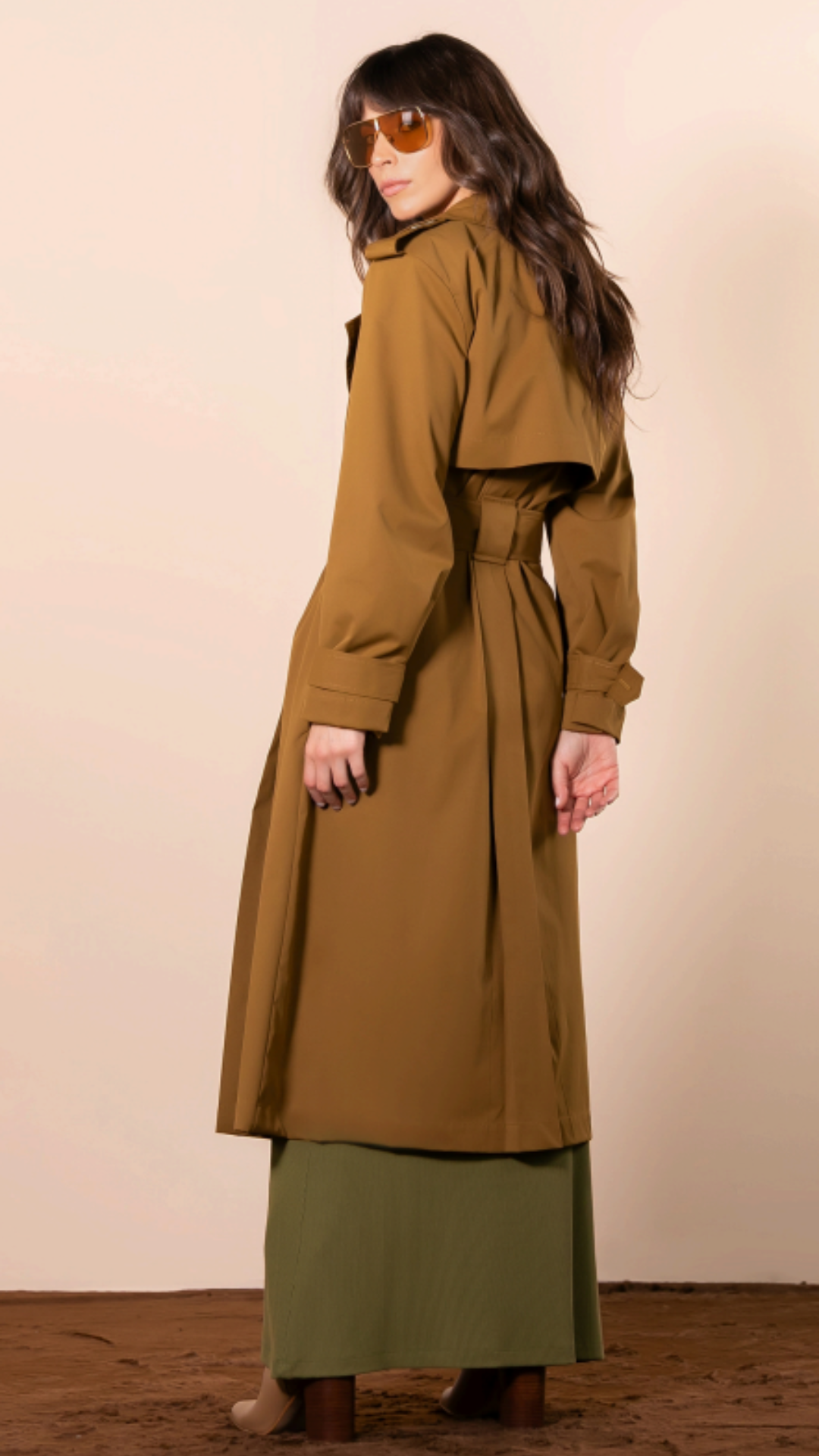 Trench Coat Pregas Passantes Largos e Recorte Sobreposto nas Costas Camel