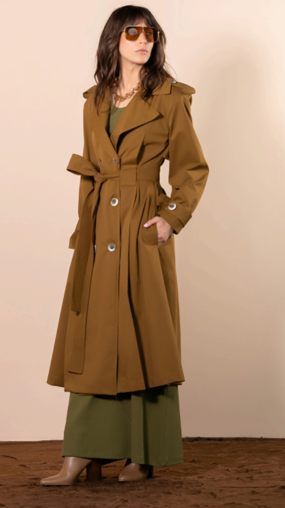 Trench Coat Pregas Passantes Largos e Recorte Sobreposto nas Costas Camel